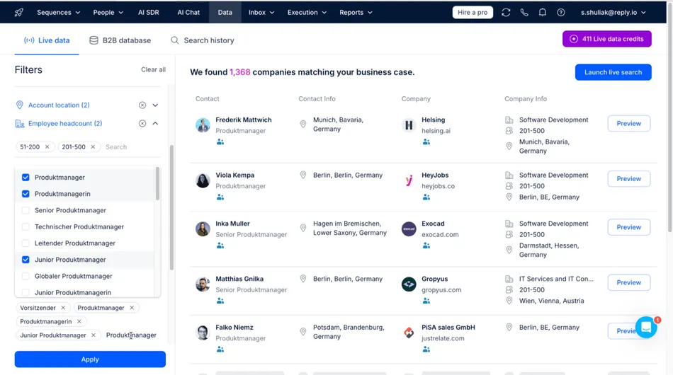 A screenshot of a lead generation dashboard showing filters applied on the left and a list of matching companies and contacts on the right. The filters include 'Account location', 'Employee headcount' between 51-200 and 201-500, and several 'Produktmanager' related roles.